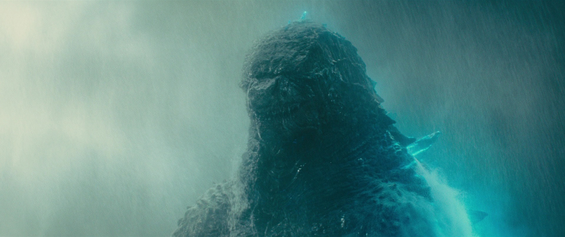 Godzilla trồi lên mặt biển sau khi được nạp năng lượng nguyên tử, ngửa cổ phóng luồng Hơi Thở Nguyên Tử lên bầu trời