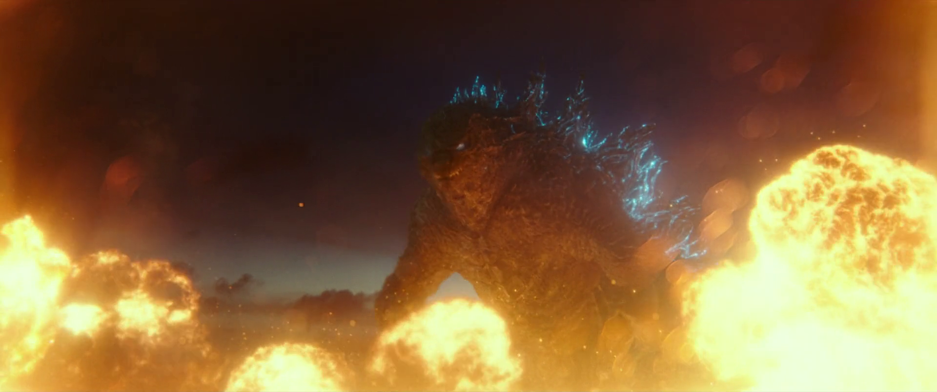 Godzilla đứng sừng sững giữa đống đổ nát rực lửa của thành phố Hong Kong dưới ánh đèn neon