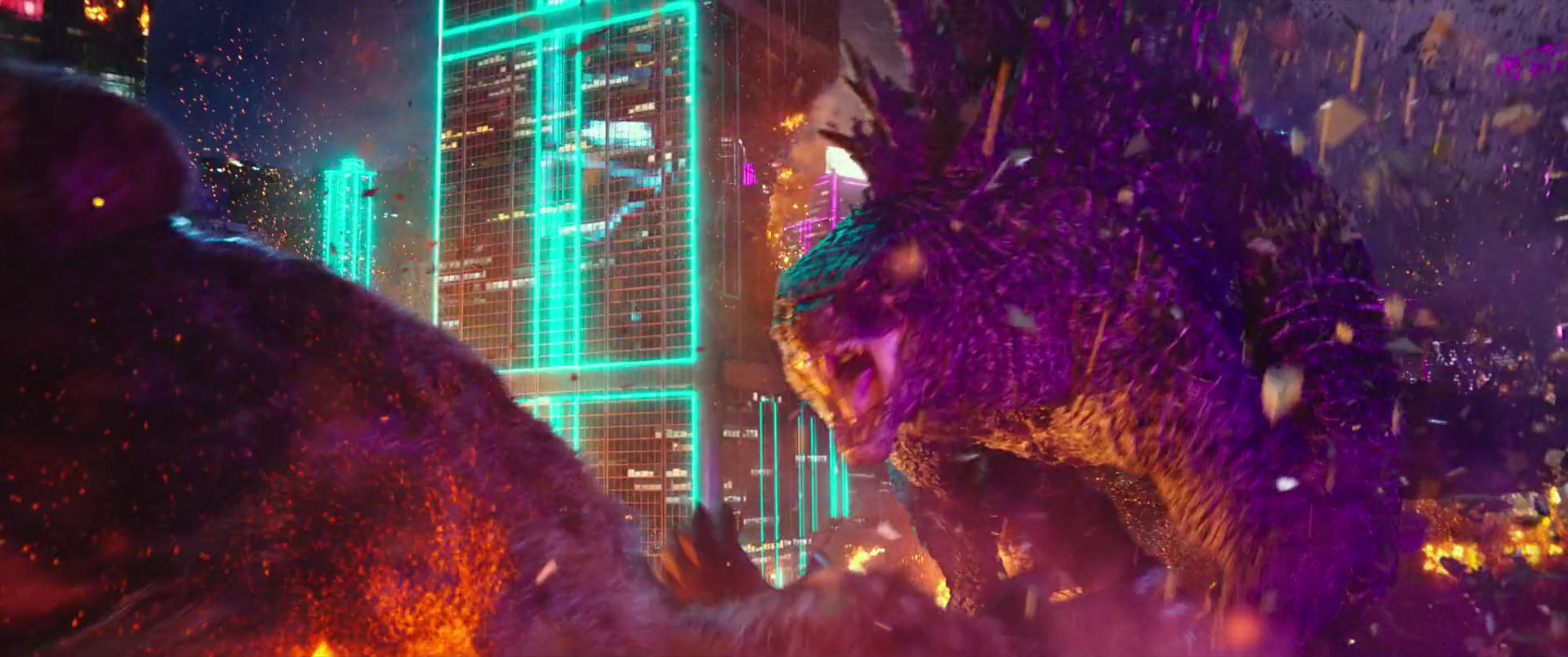 Godzilla hạ thấp cơ thể bò bốn chân như dã thú săn mồi hung hãn áp sát Kong
