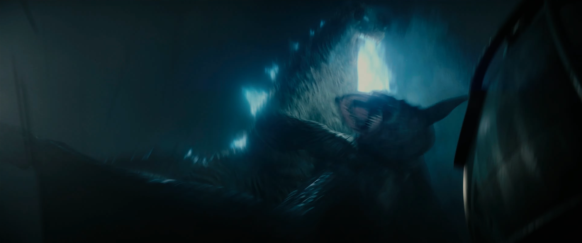 Godzilla dùng hai tay ghì chặt và xé đứt một bên cánh ngũ sắc của Ion Dragon trong trận chiến cuối cùng.