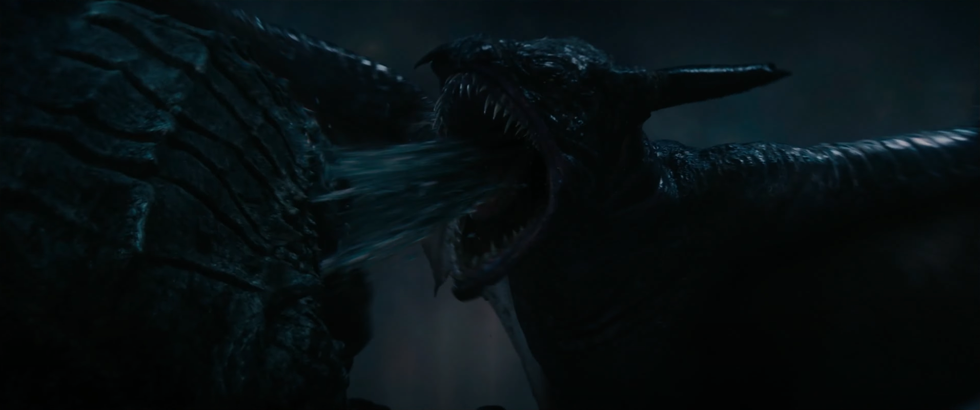 Ion Dragon phun dòng dịch phát quang ngọc trai ăn mòn cực mạnh về phía đối thủ