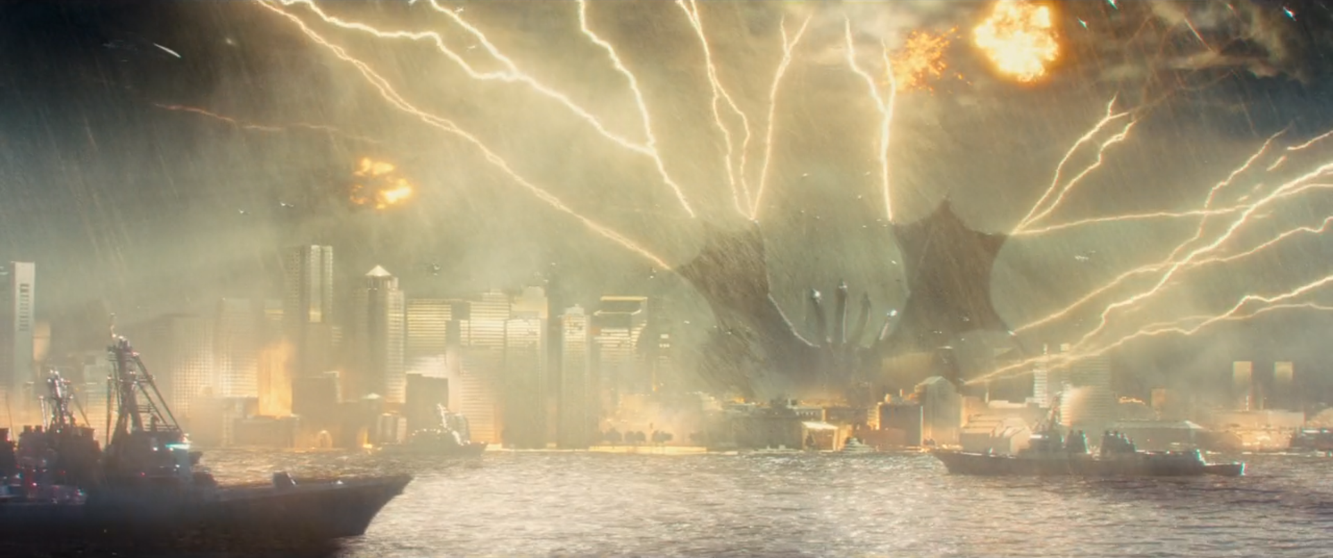 King Ghidorah phóng ra những luồng sét hoàng kim cực đại từ các màng cánh bao trùm toàn bộ bầu trời đêm Boston