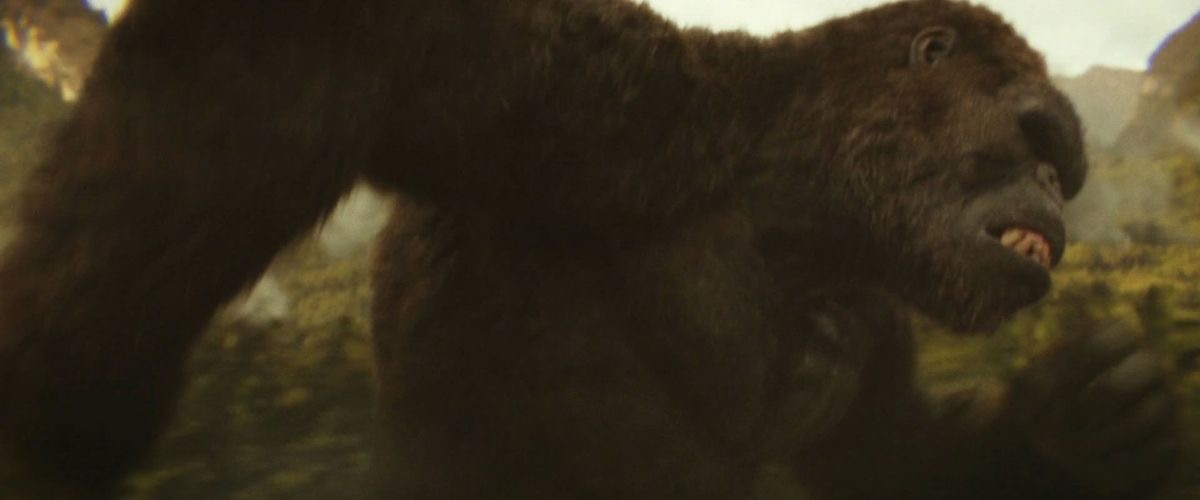 Kong khổng lồ lao về phía đội trực thăng trên Skull Island trong phim Kong: Skull Island năm 2017.