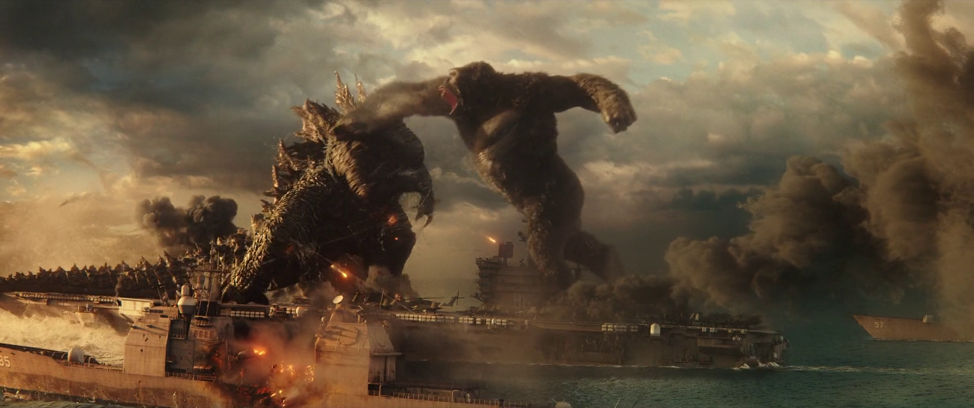 Kong tung cú đấm vào Godzilla trong trận chiến trên tàu sân bay giữa đại dương.