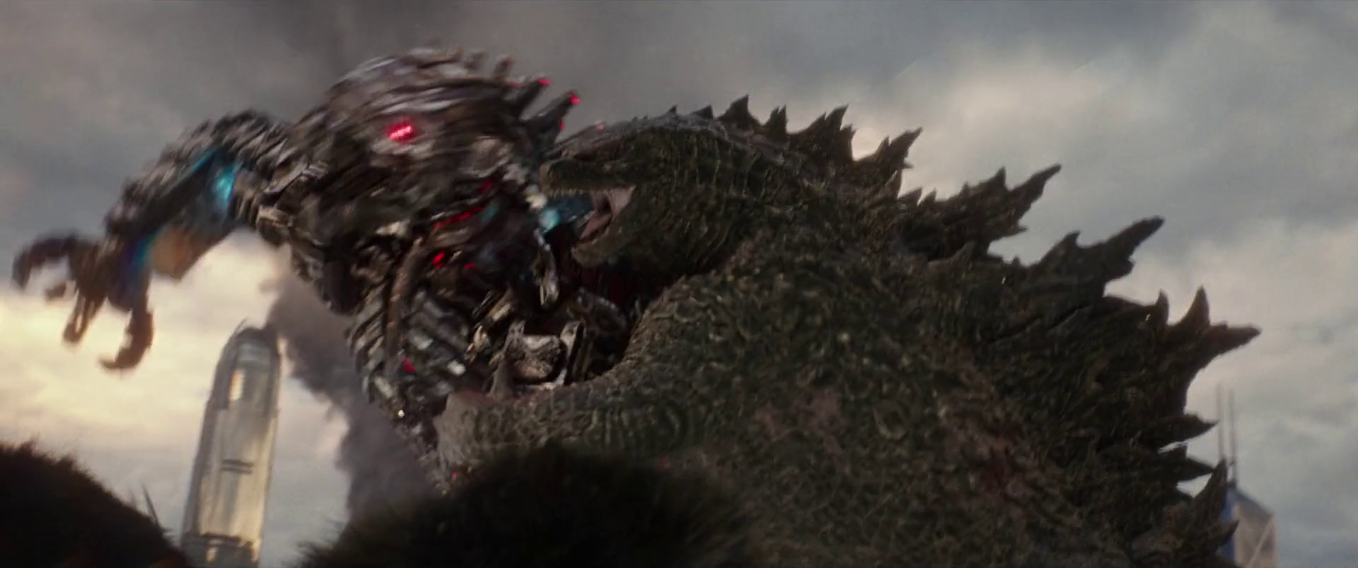 Kong và Godzilla chiến đấu chống lại Mechagodzilla trong trận chiến cuối cùng tại Hong Kong.