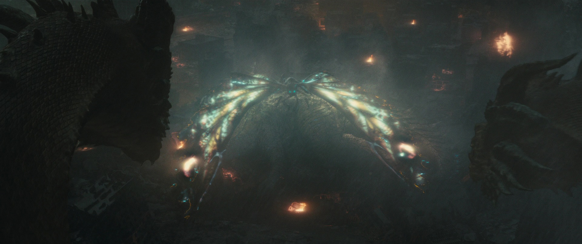 Mothra bị thương nặng vẫn sải rộng đôi cánh kiên cường che chở cho Godzilla đang bất tỉnh tại phế tích Boston