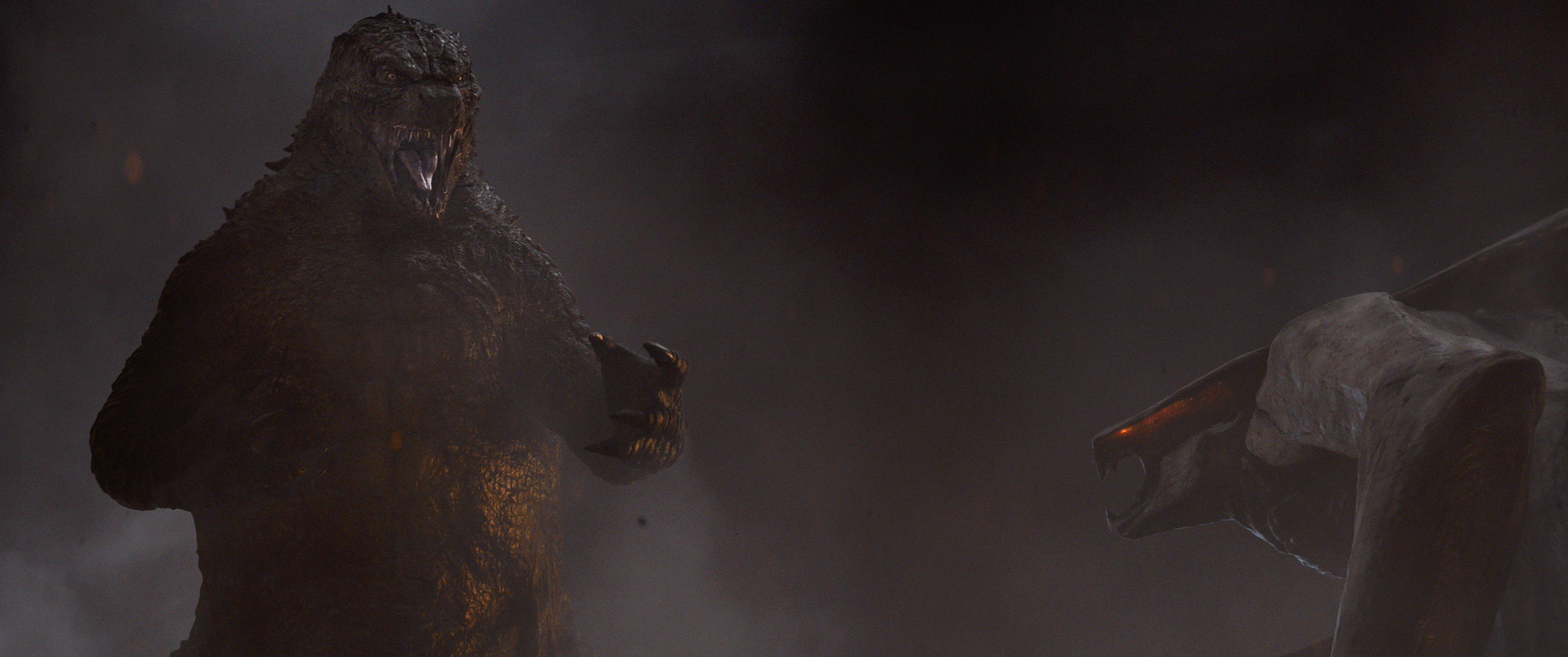 Godzilla banh hàm MUTO Cái và nạp luồng Hơi Thở Nguyên Tử xanh lam chuẩn bị kết liễu quái thú