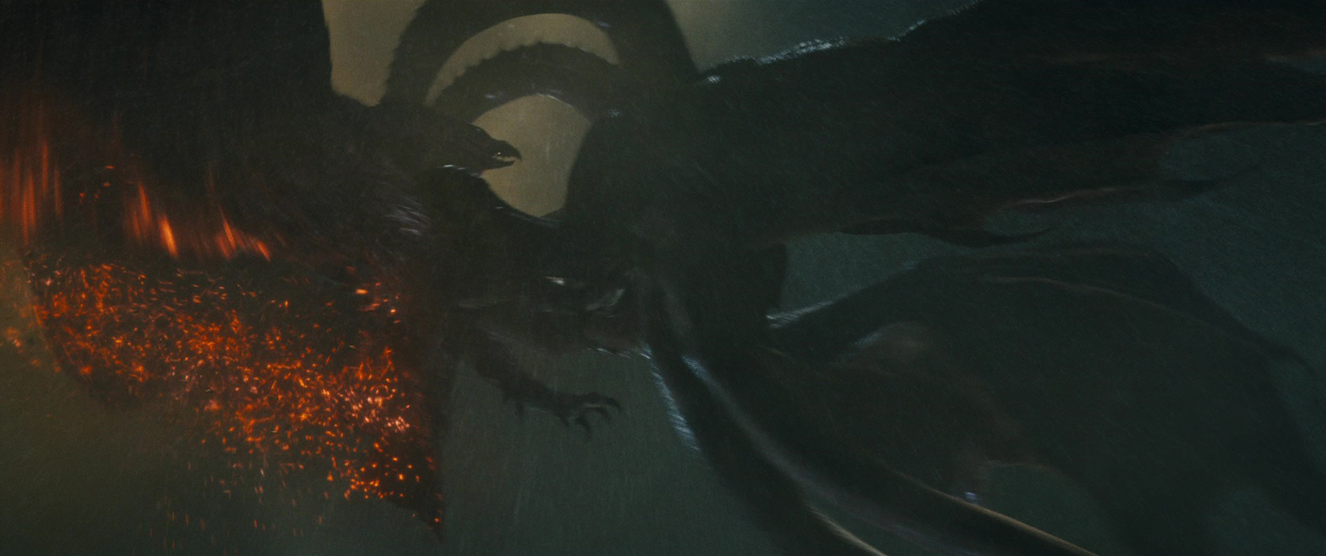 Cú va chạm trên không cực mạnh giữa Rodan và Rồng Vàng Ba Đầu King Ghidorah trong tâm bão nhiệt đới.