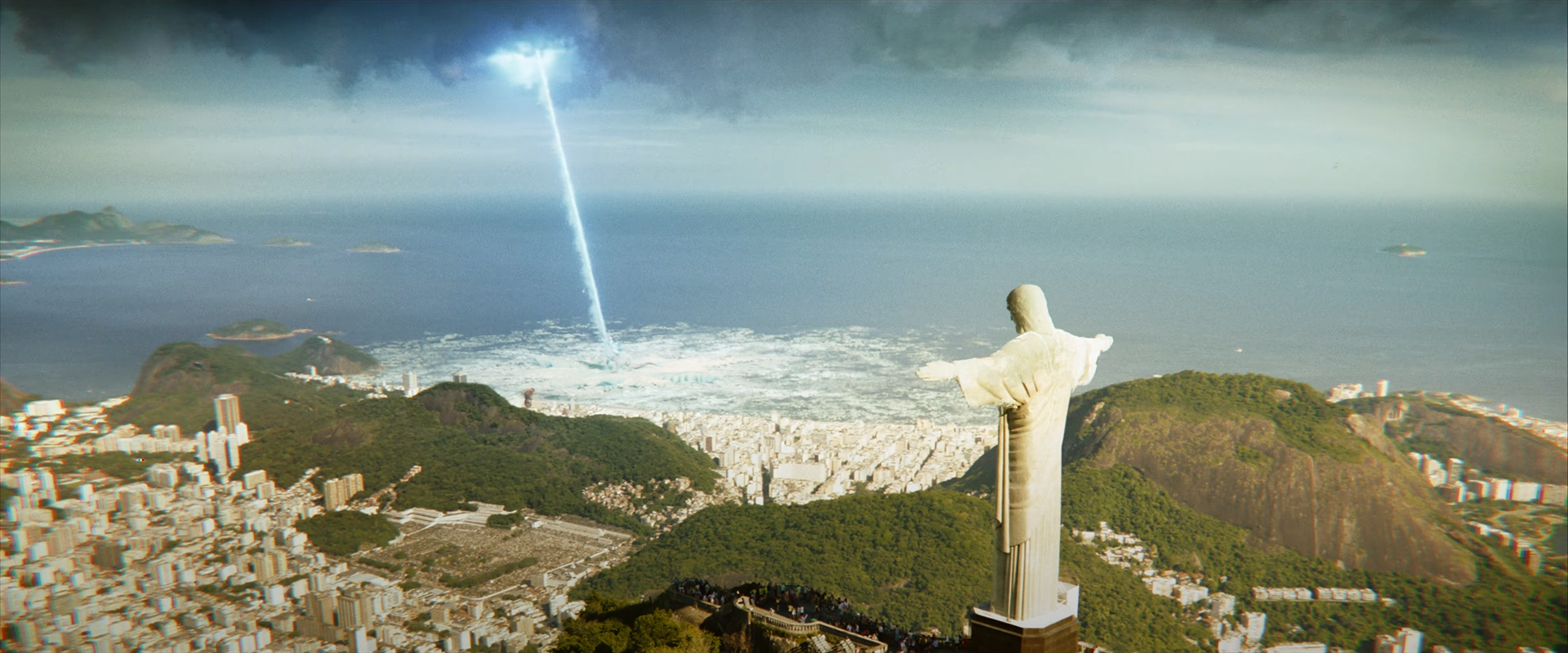 Skar King cưỡi trên lưng Shimo khi đổ bộ vào bãi biển Rio de Janeiro tại Brazil.