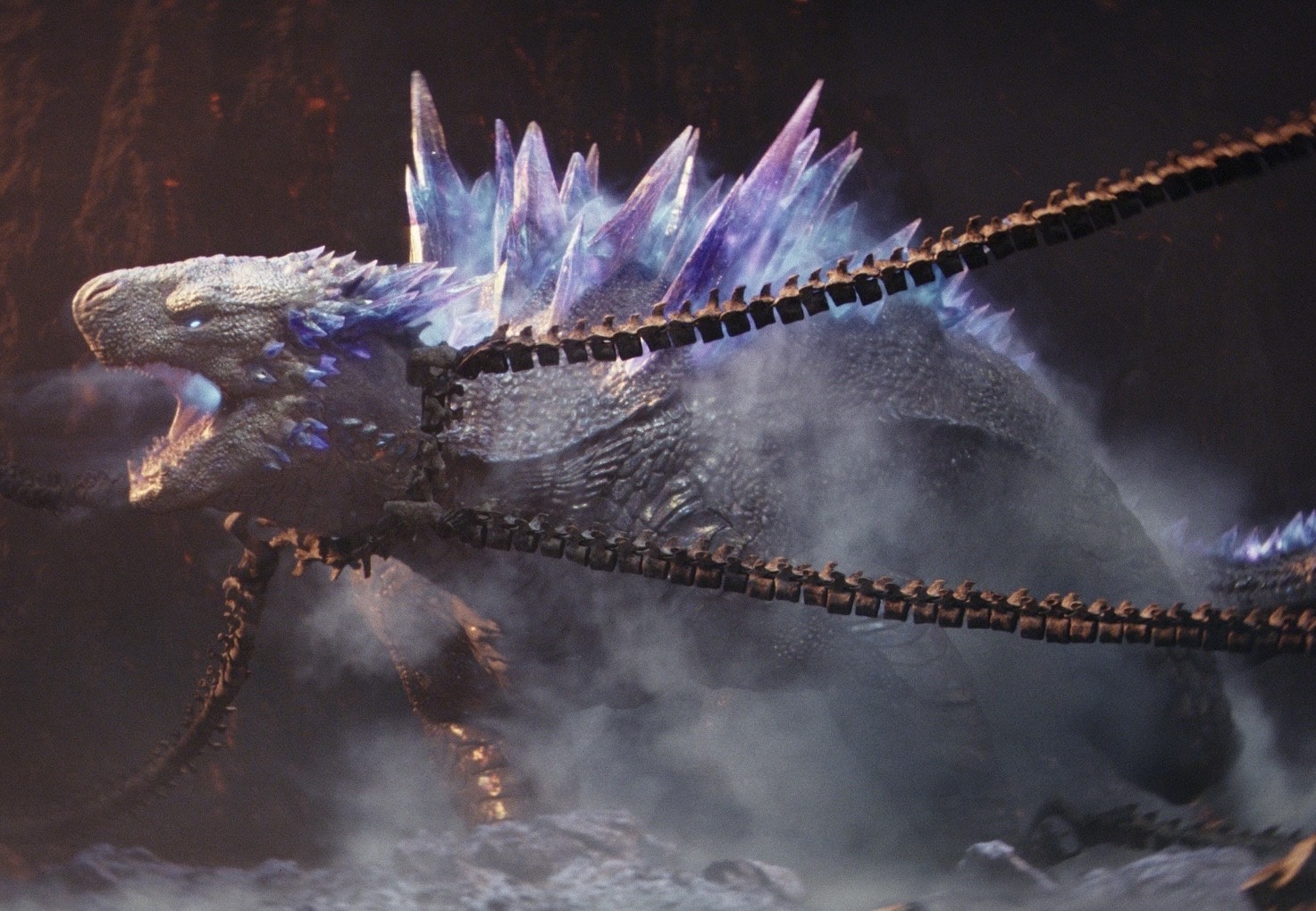 Ảnh chân dung Shimo MonsterVerse với cơ thể trắng xám đồ sộ và các gai tinh thể xanh nổi bật trên lưng.