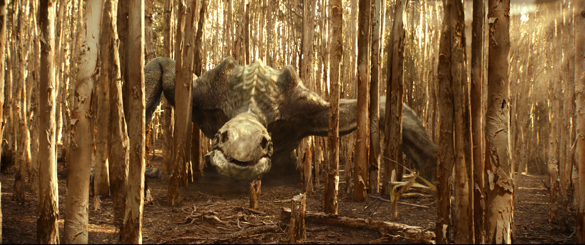 Skullcrawler trườn bằng hai chi lớn giữa khu rừng trên Skull Island trong Kong: Skull Island 2017.