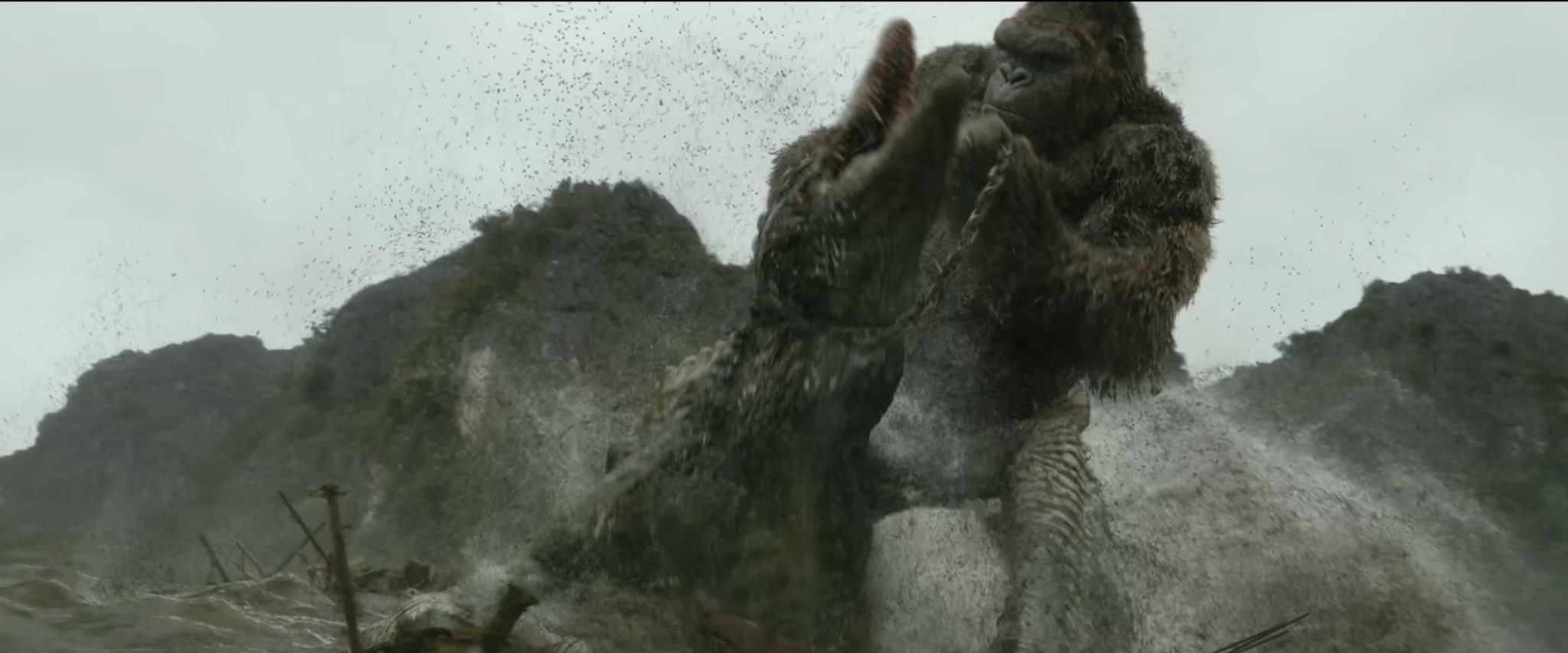 Kong túm lấy Skull Devil trong trận chiến cuối phim Kong: Skull Island 2017.