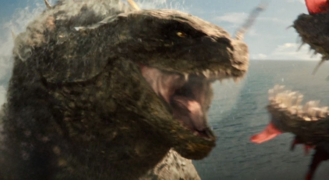 Godzilla và Titan X gầm thét đối đầu nhau giữa biển khơi Thái Bình Dương.